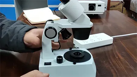 Microscope pour la gemmologie avec bras vertical U2