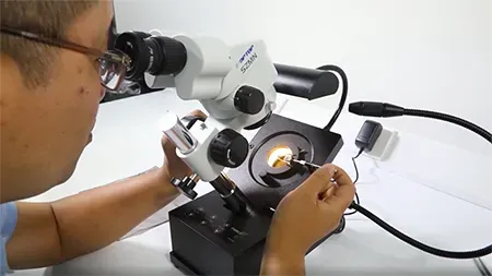 Microscope pour gemmologie avec base à inclinaison réglable
