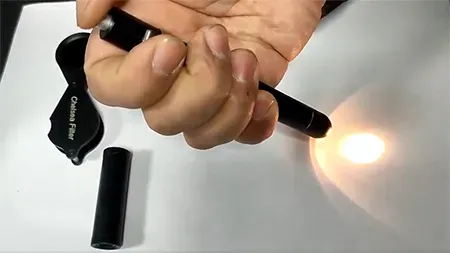 Lampe de Poche à Spectre Complet (interrupteur à bouton-poussoir)